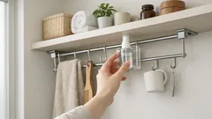 高すぎるトイレ棚が使いやすくなる、穴あけ不要の吊り下げ収納DIY