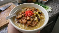 家とんこつが一気に満足味に：豚こま×キャベツの香ばし肉炒めトッピング