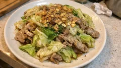 レンジひと手間でシャキッと決まる、キャベツと豚肉のガーリックチップ炒め