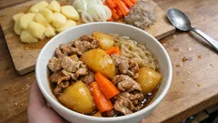 ストウブで作る無水肉じゃが—水なしで味しみ、ほくほくに仕上がる定番煮物