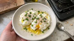 エアフライヤーで4分：白身ふんわり、黄身とろりのポーチド風卵（ウオヴァ・イン・ティーシャツ）